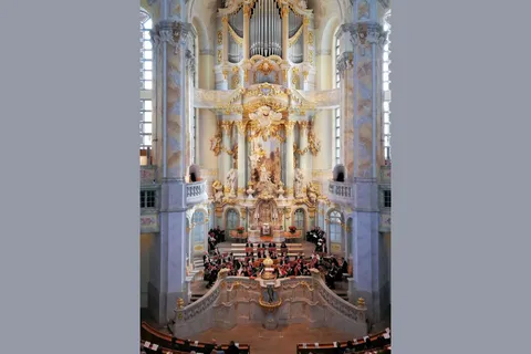 Der Mozart-Verein in der Frauenkirche Dresden (Foto: Parschat)