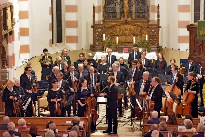 Das Orchester des Mozart-Vereins beim Herbstkonzert 2025 in der Briesnitzer Kirche (Foto: M. Schnur)